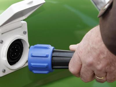 Paris Launches Electric Car Rental Scheme - An electric car rental service has been launched in Paris this week. Paris Launches Electric Car Rental Scheme - An electric car rental service has been launched in Paris this week.