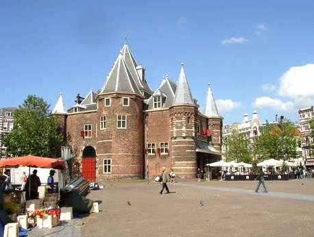 An Historic Thriving Square of Bars, Reaturants and Shops
